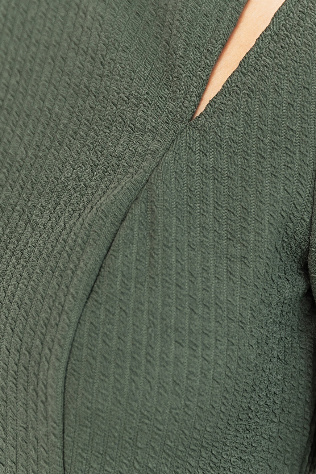 Платье трикотажное с вырезами на плечах - цвет зеленый - 4