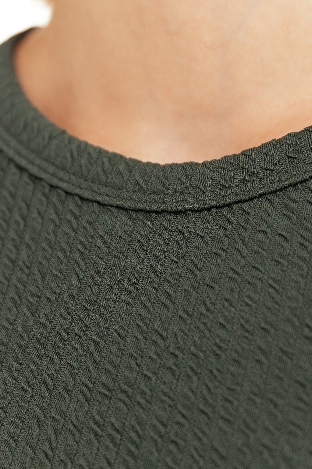 Платье трикотажное с вырезами на плечах - цвет зеленый - 5