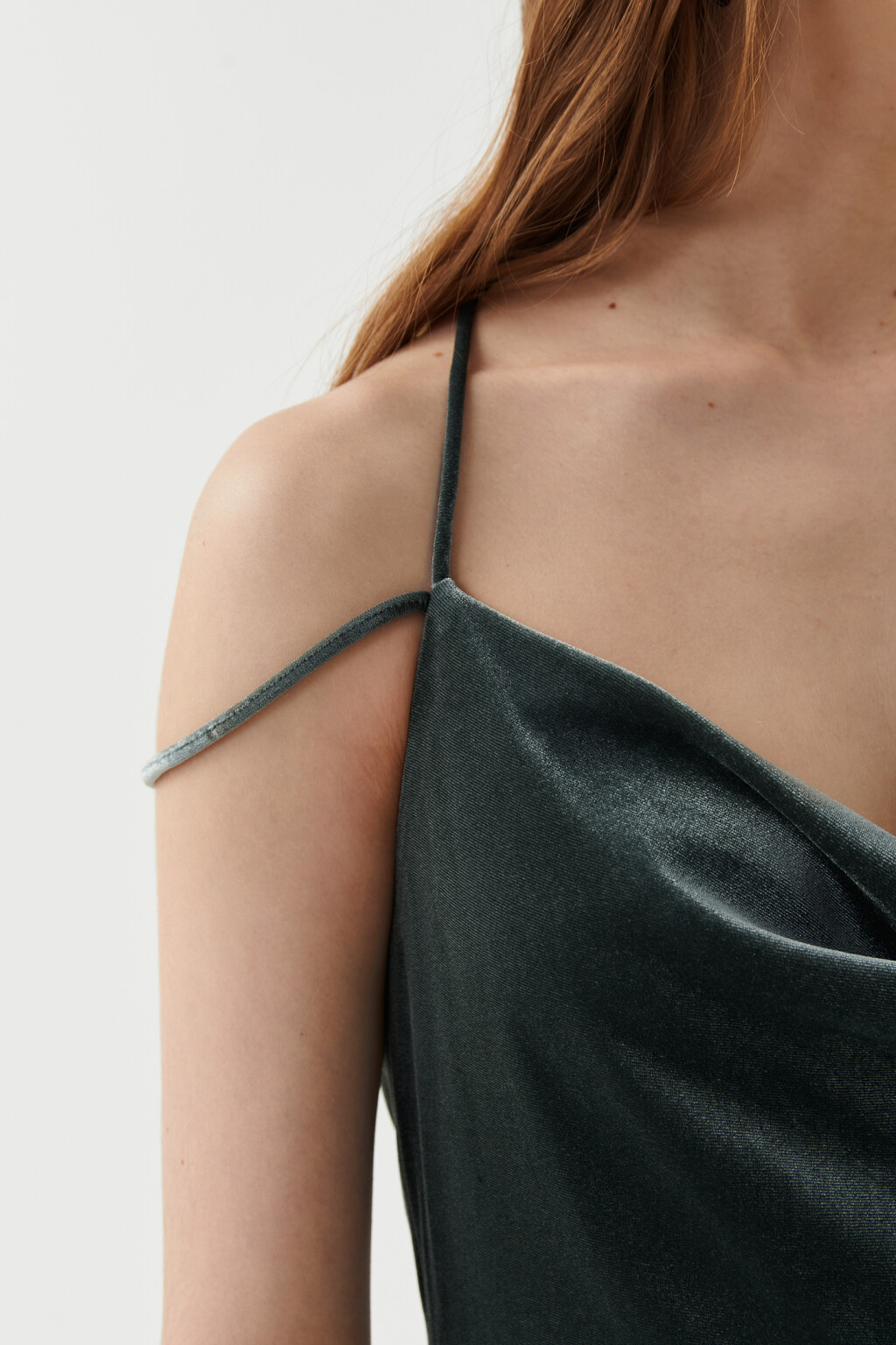 Платье бархатное с перекрестными бретелями на спине - цвет зеленый - 6