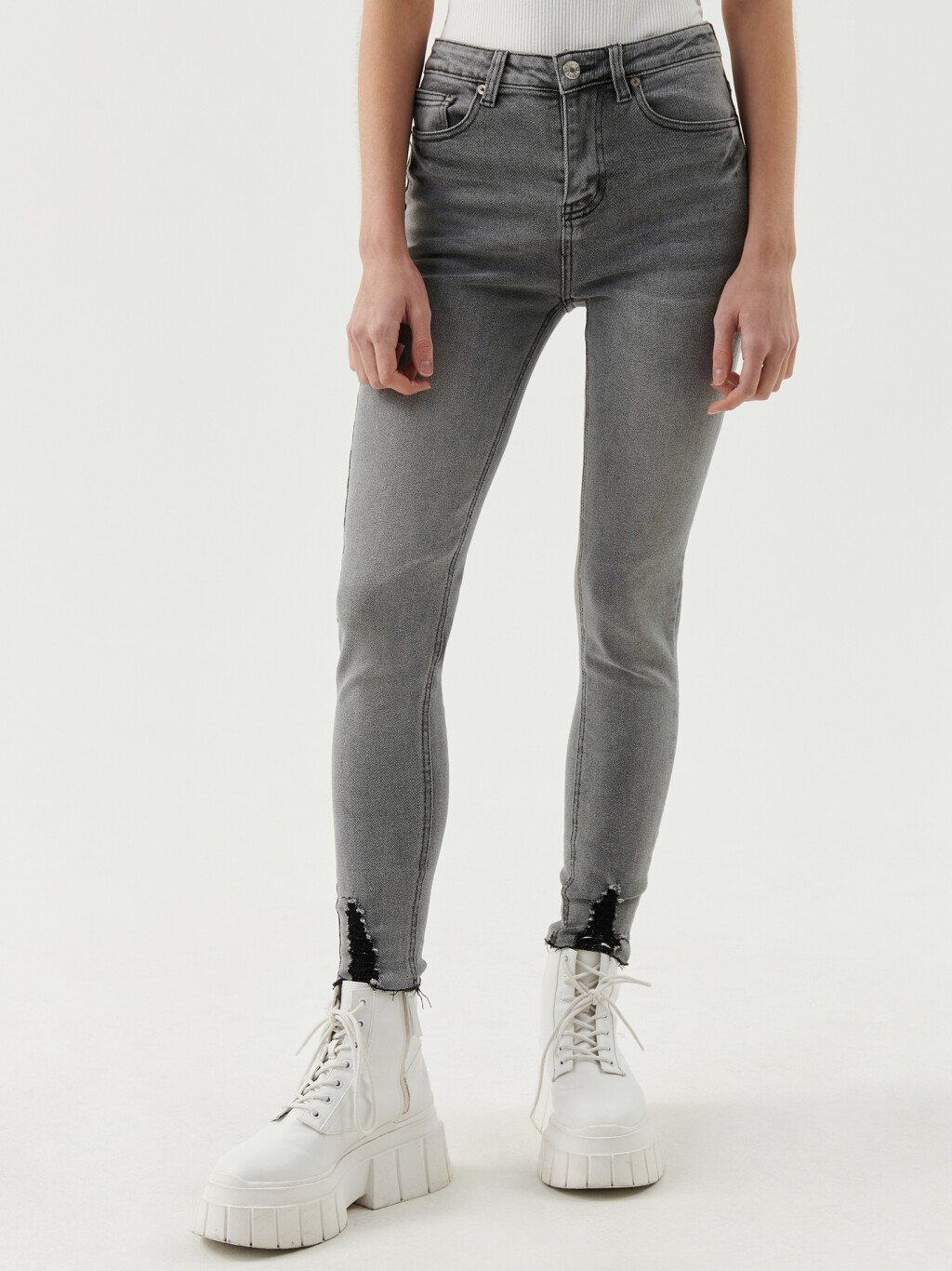 Джинсы skinny с рваными деталями - цвет серый - 4