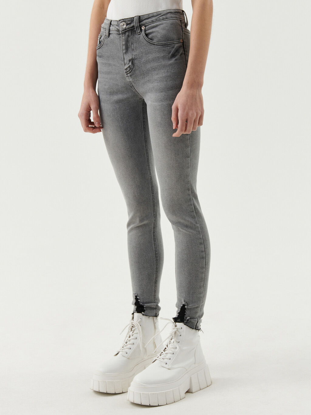 Джинсы skinny с рваными деталями - цвет серый - 5
