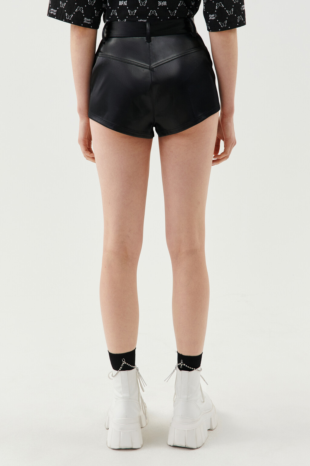 Шорты мини из искусственной кожи - цвет черный - 2