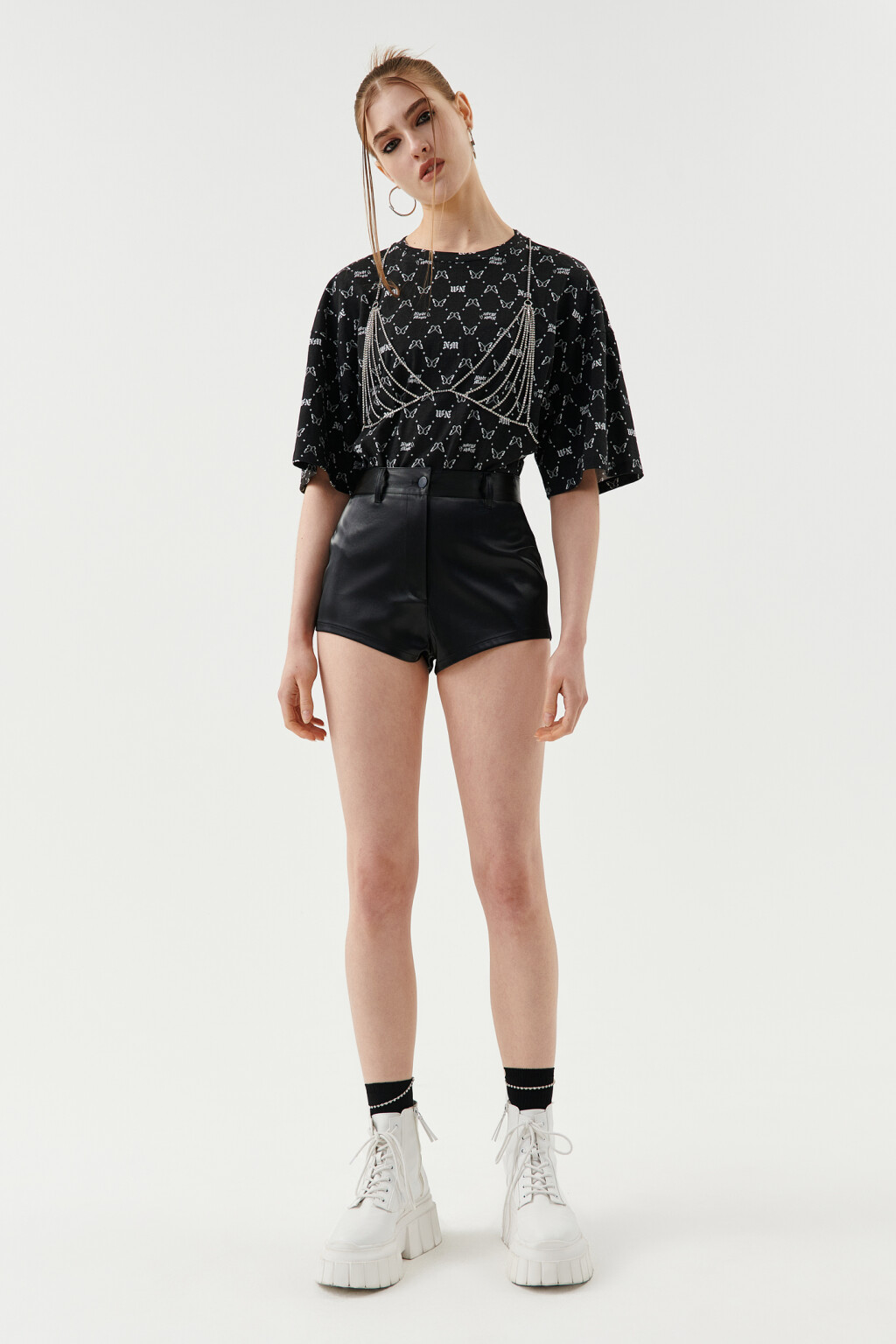 Шорты мини из искусственной кожи - цвет черный - 4