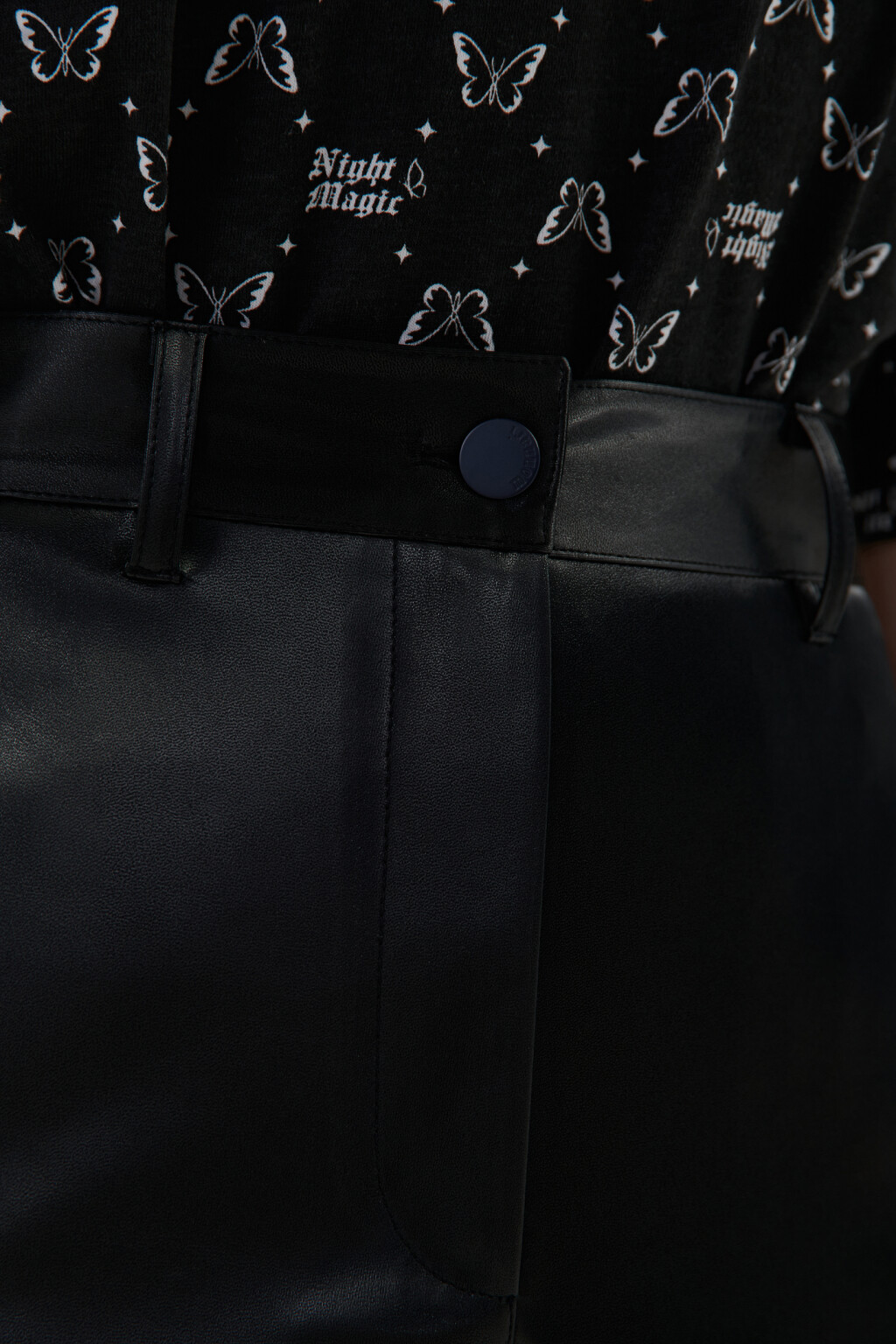 Шорты мини из искусственной кожи - цвет черный - 5