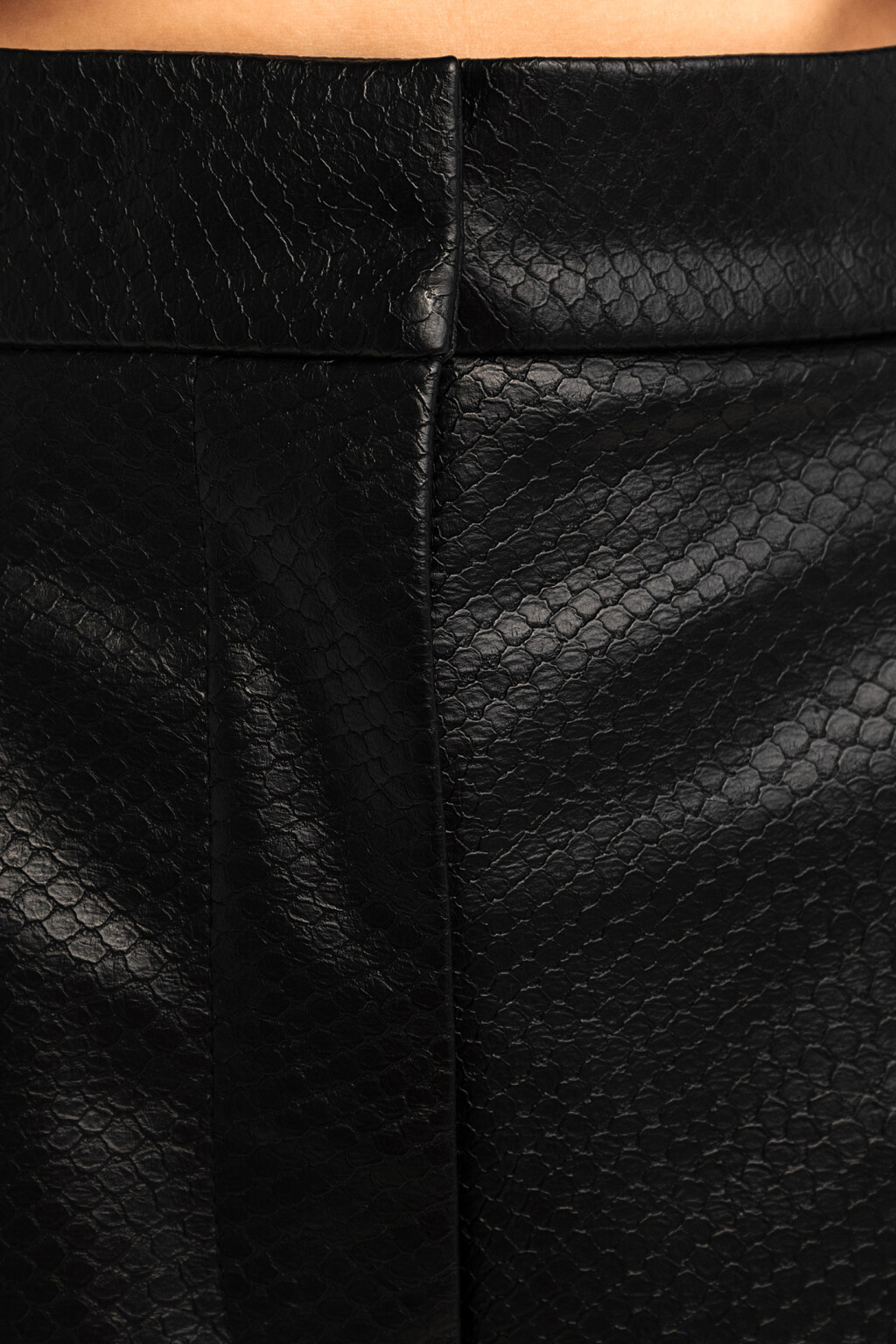 Шорты из искусственной кожи под рептилию - цвет черный - 7