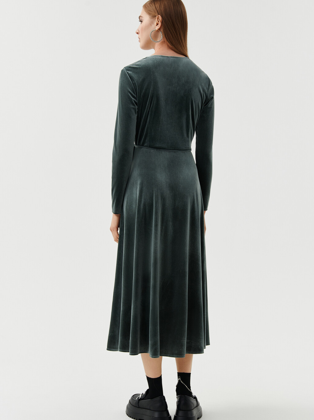 Платье бархатное на запах - цвет зеленый - 2
