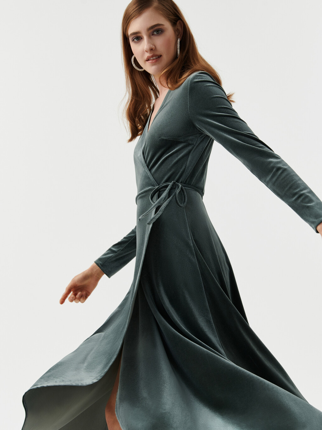 Платье бархатное на запах - цвет зеленый - 7