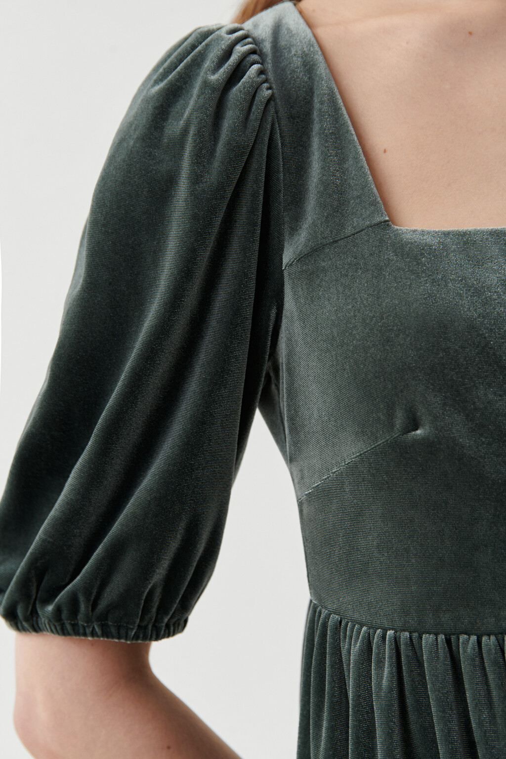 Платье бархатное с рукавами-фонариками - цвет зеленый - 6