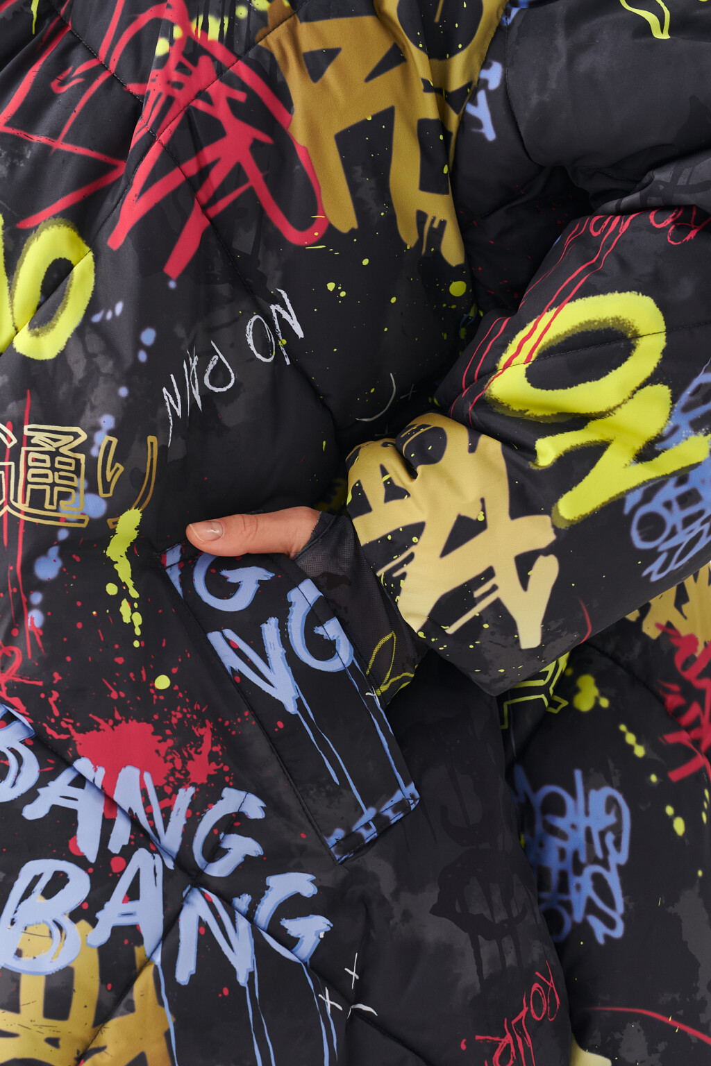 Куртка стеганая утепленная с принтом в стиле граффити - цвет мультиколор - 5