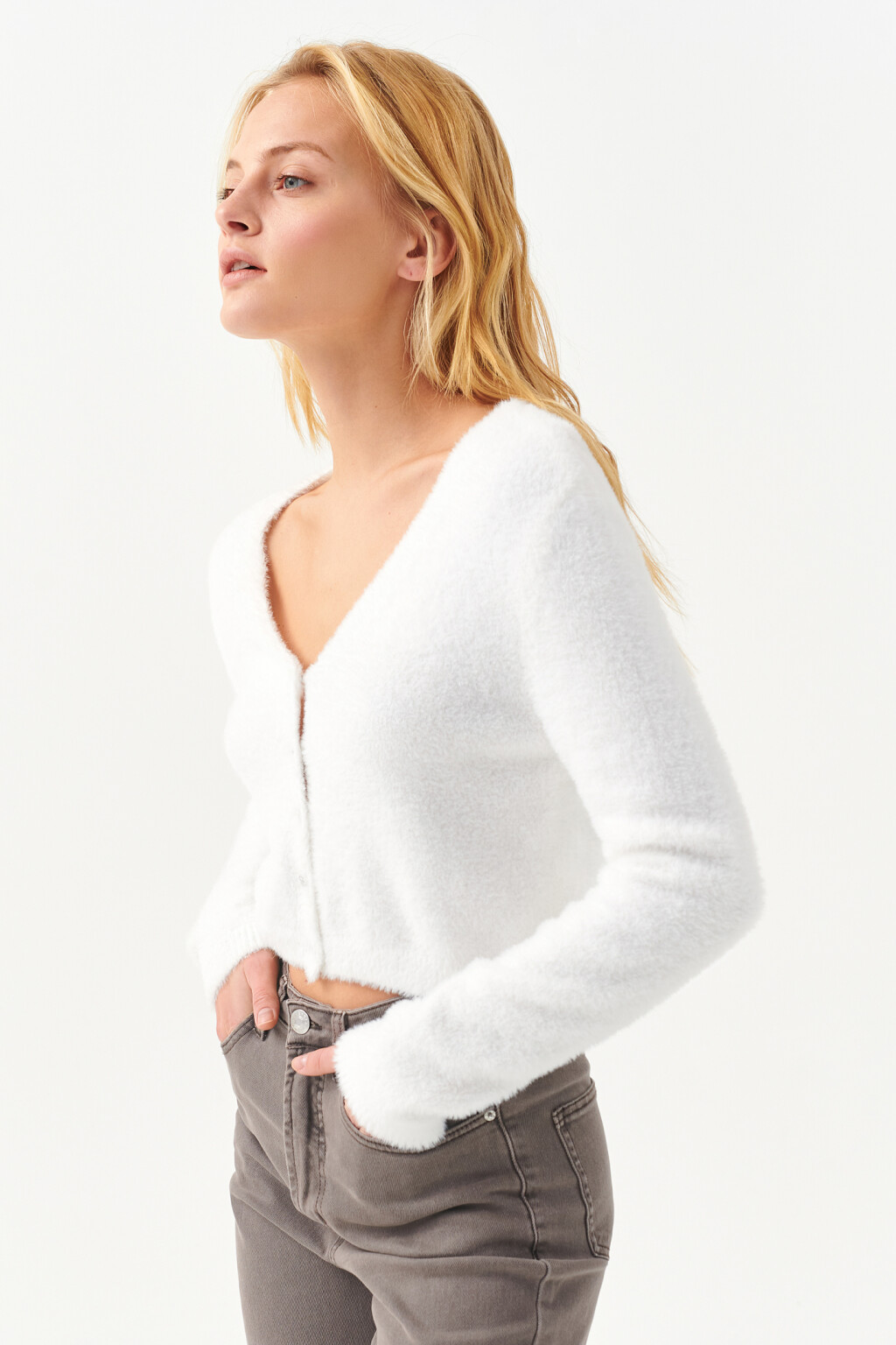 Кардиган пушистый с металлическими пуговицами - цвет белый - 2