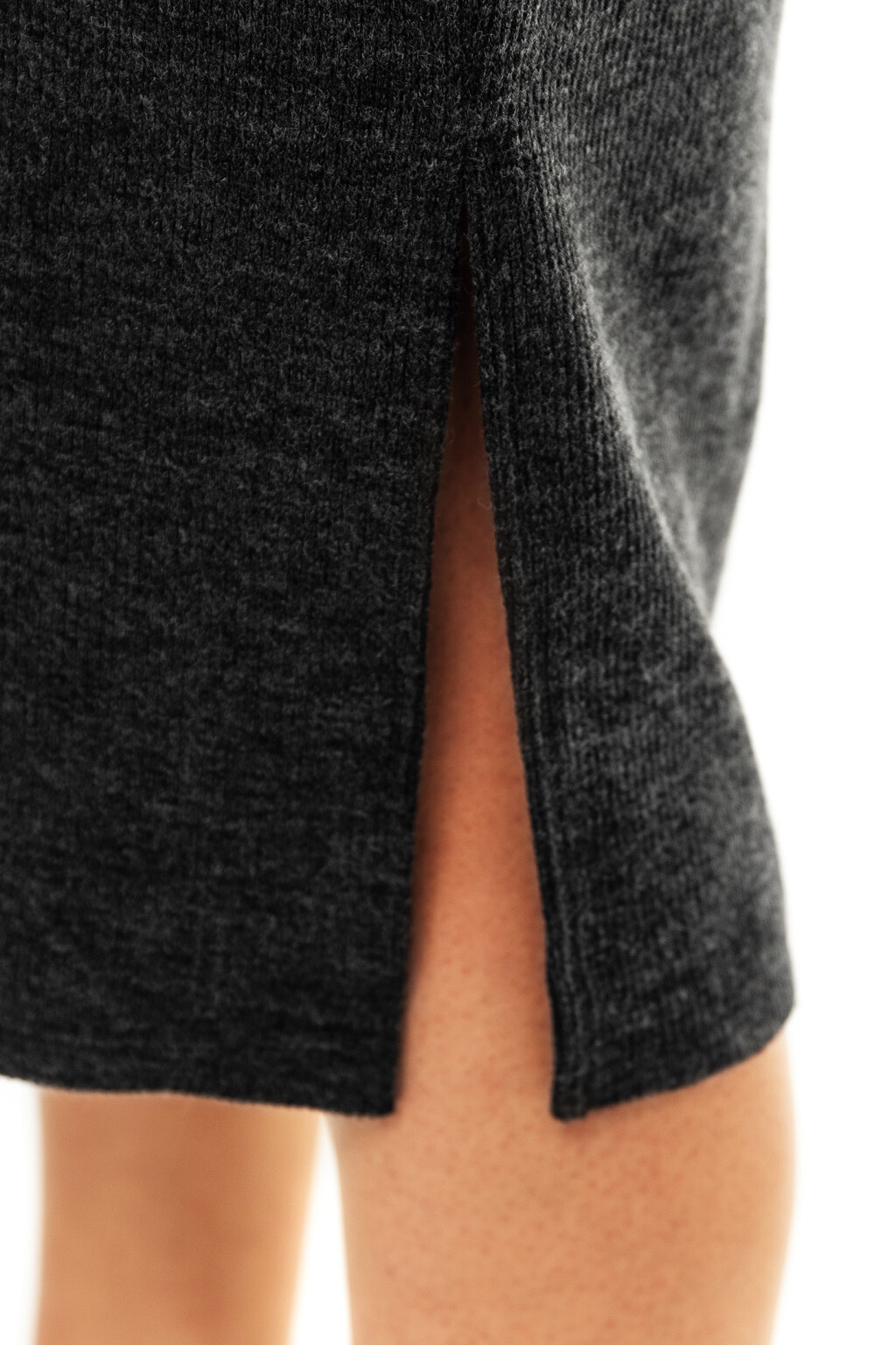 Платье-свитер с боковыми разрезами и поясом - цвет серый - 5