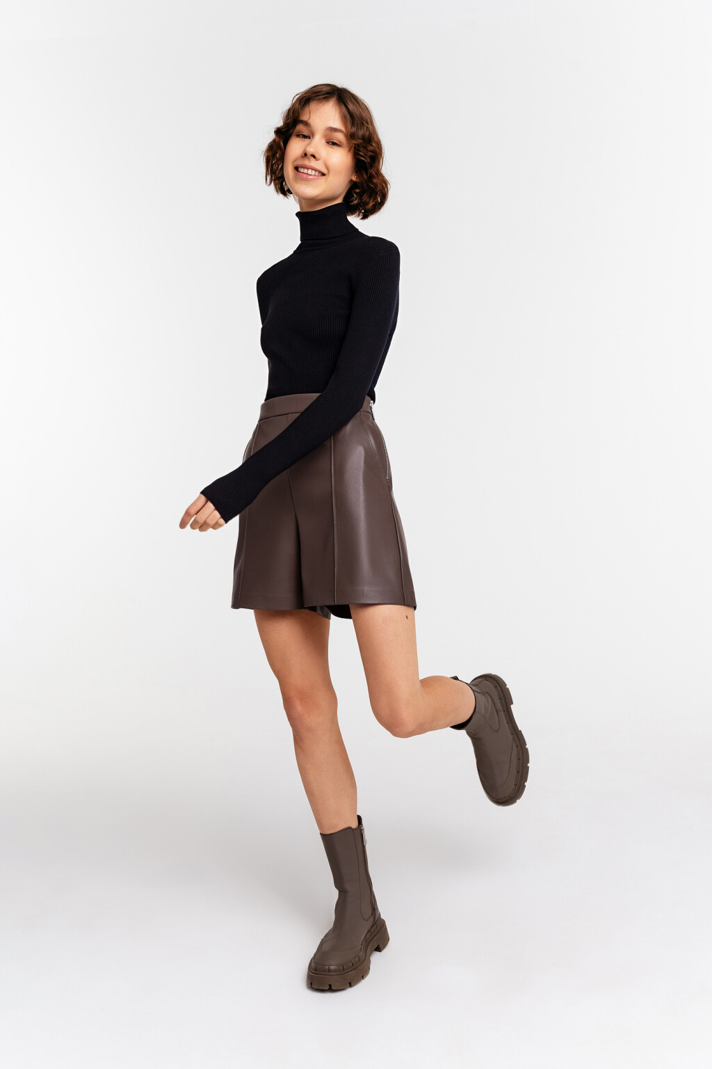 Шорты из искусственной кожи со стрелками - цвет бежевый - 7