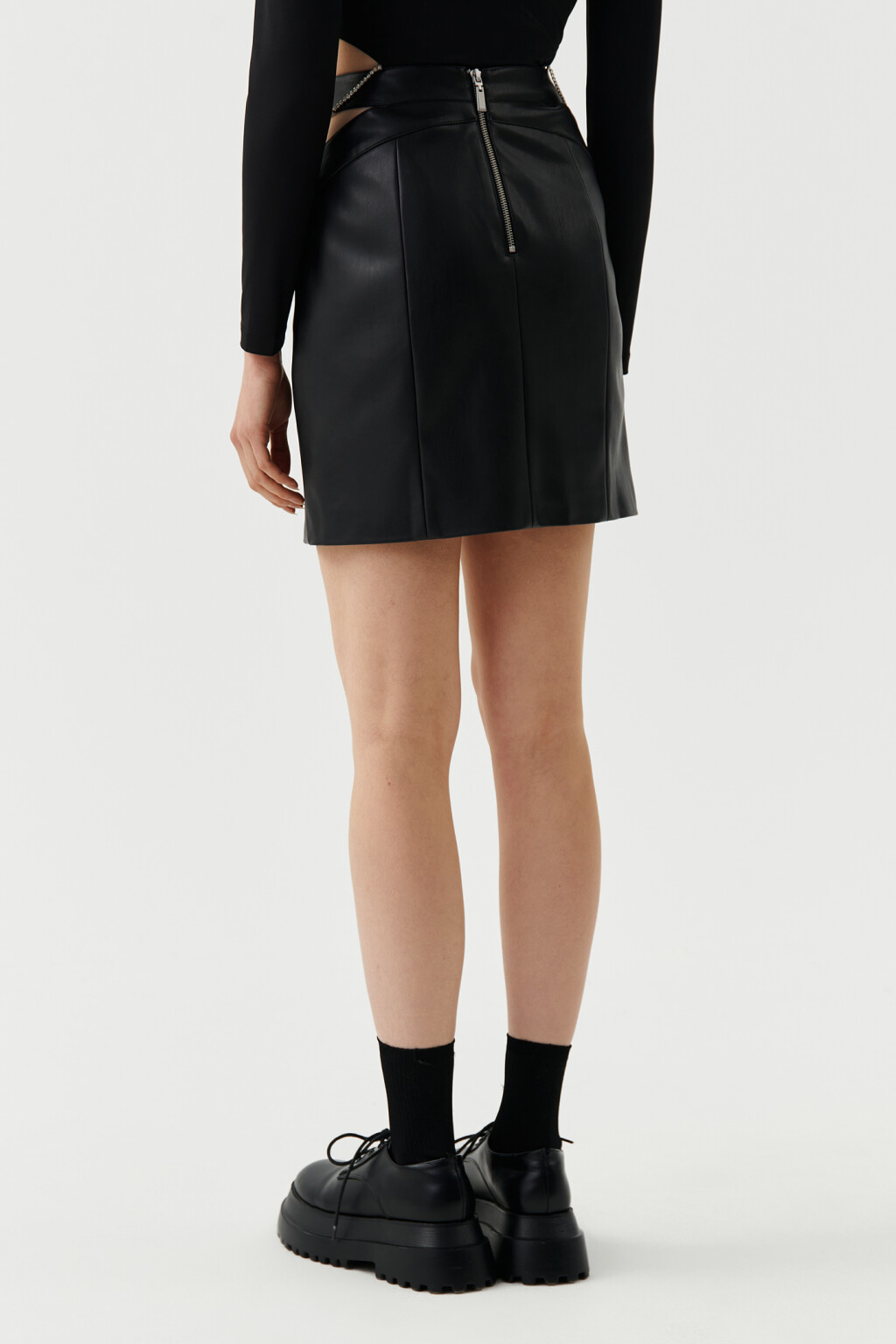 Юбка из искусственной кожи с боковыми вырезами - цвет черный - 4
