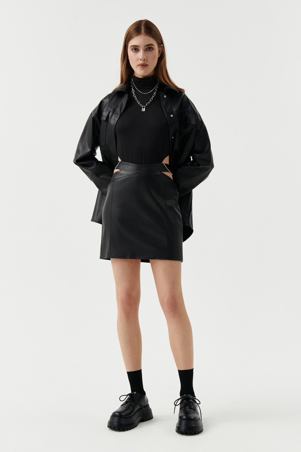 Юбка из искусственной кожи с боковыми вырезами - цвет черный - 2