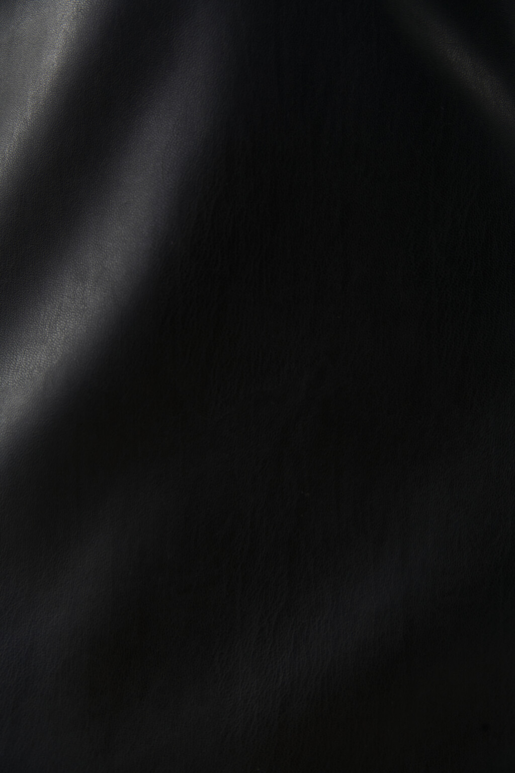 Юбка из искусственной кожи с боковыми вырезами - цвет черный - 5