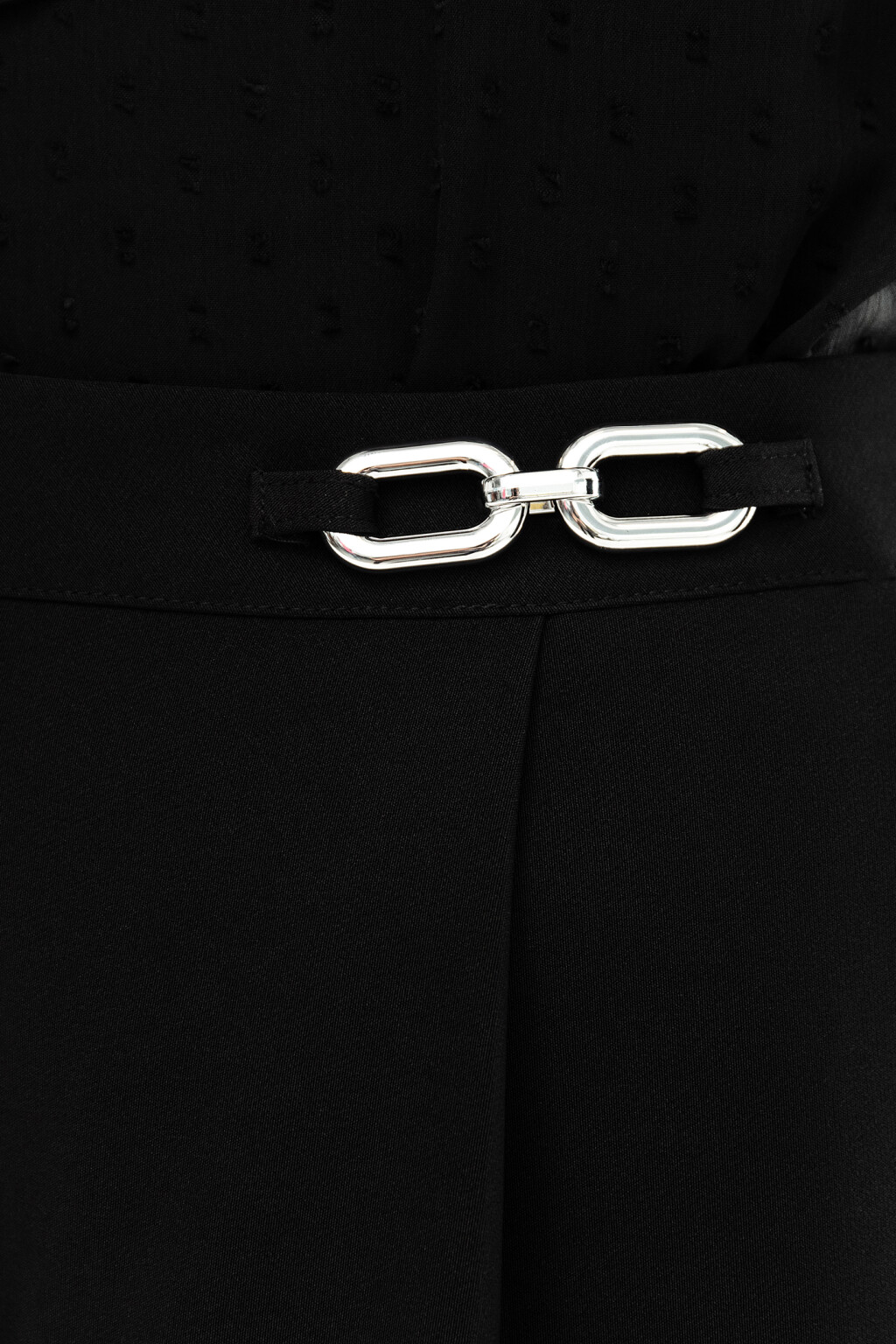 Шорты костюмные с украшением на поясе - цвет черный - 4