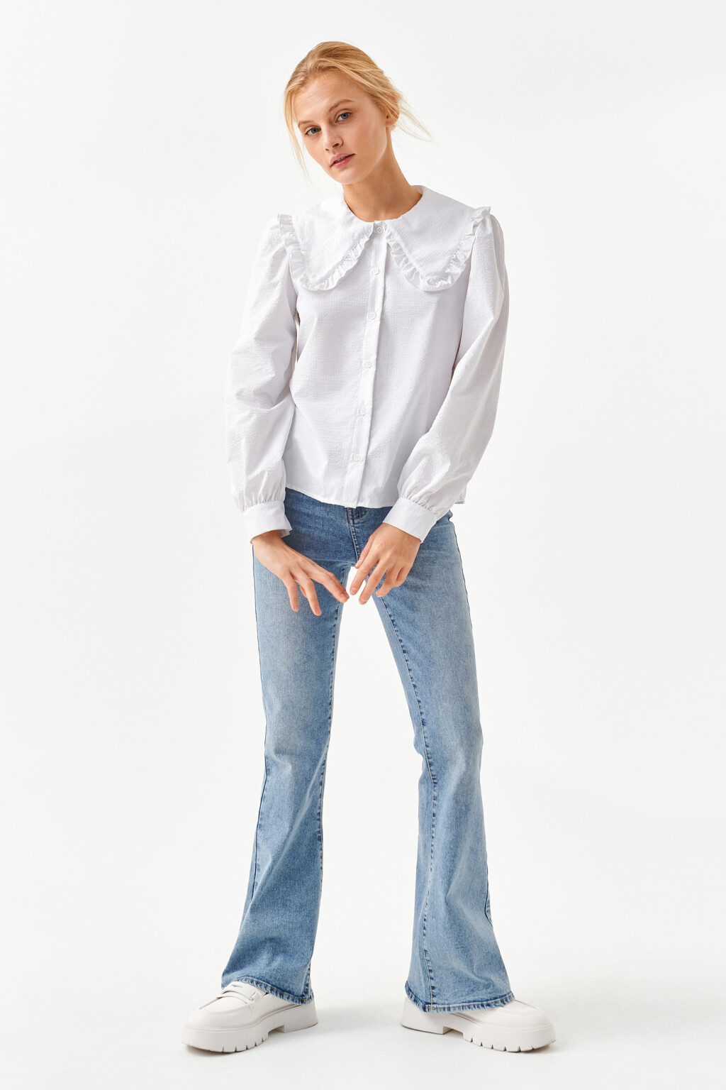 Блузка свободного кроя с широким отложным воротником - цвет белый - 4