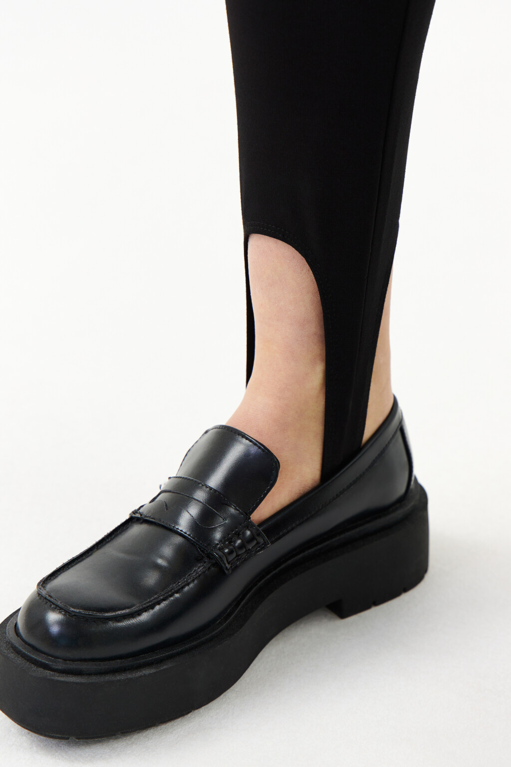 Леггинсы с резинками на штанинах - цвет черный - 6