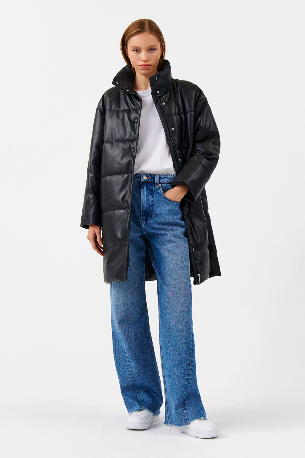Пуховик удлиненный с кожаной фактурой - цвет черный - 4