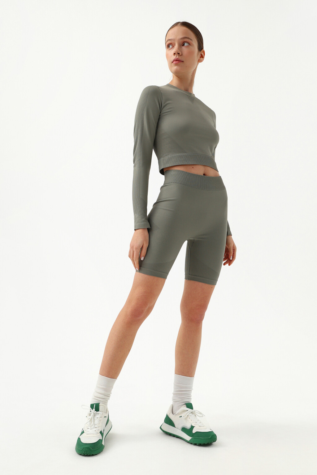 Лонгслив укороченный со вставками в рубчик - цвет зеленый - 4