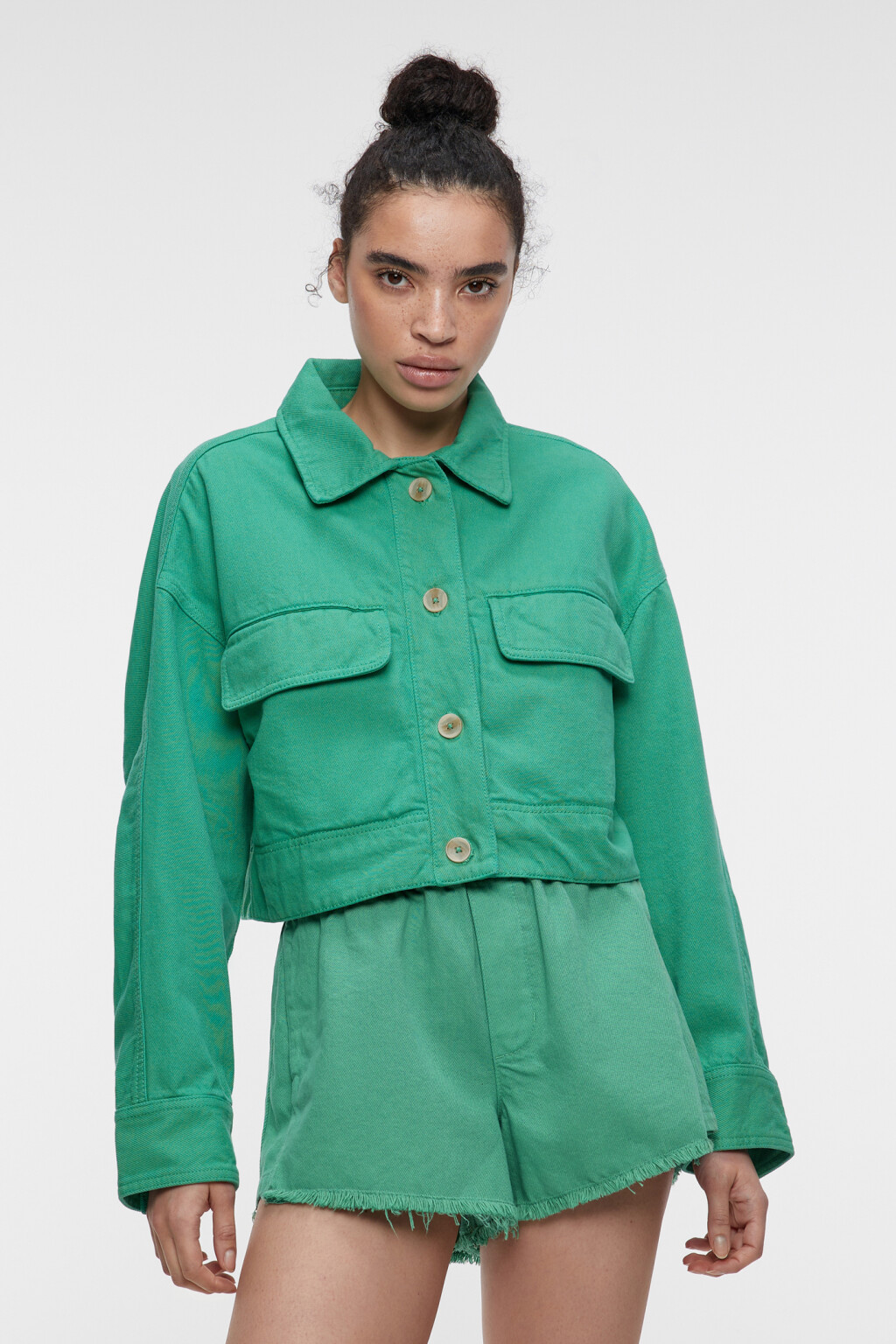 Куртка джинсовая укороченная с нагрудными карманами - цвет зеленый - 2