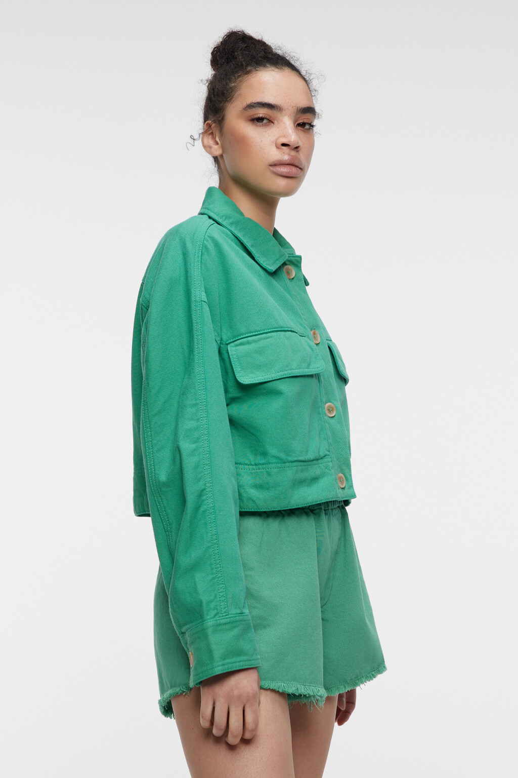 Куртка джинсовая укороченная с нагрудными карманами - цвет зеленый - 3