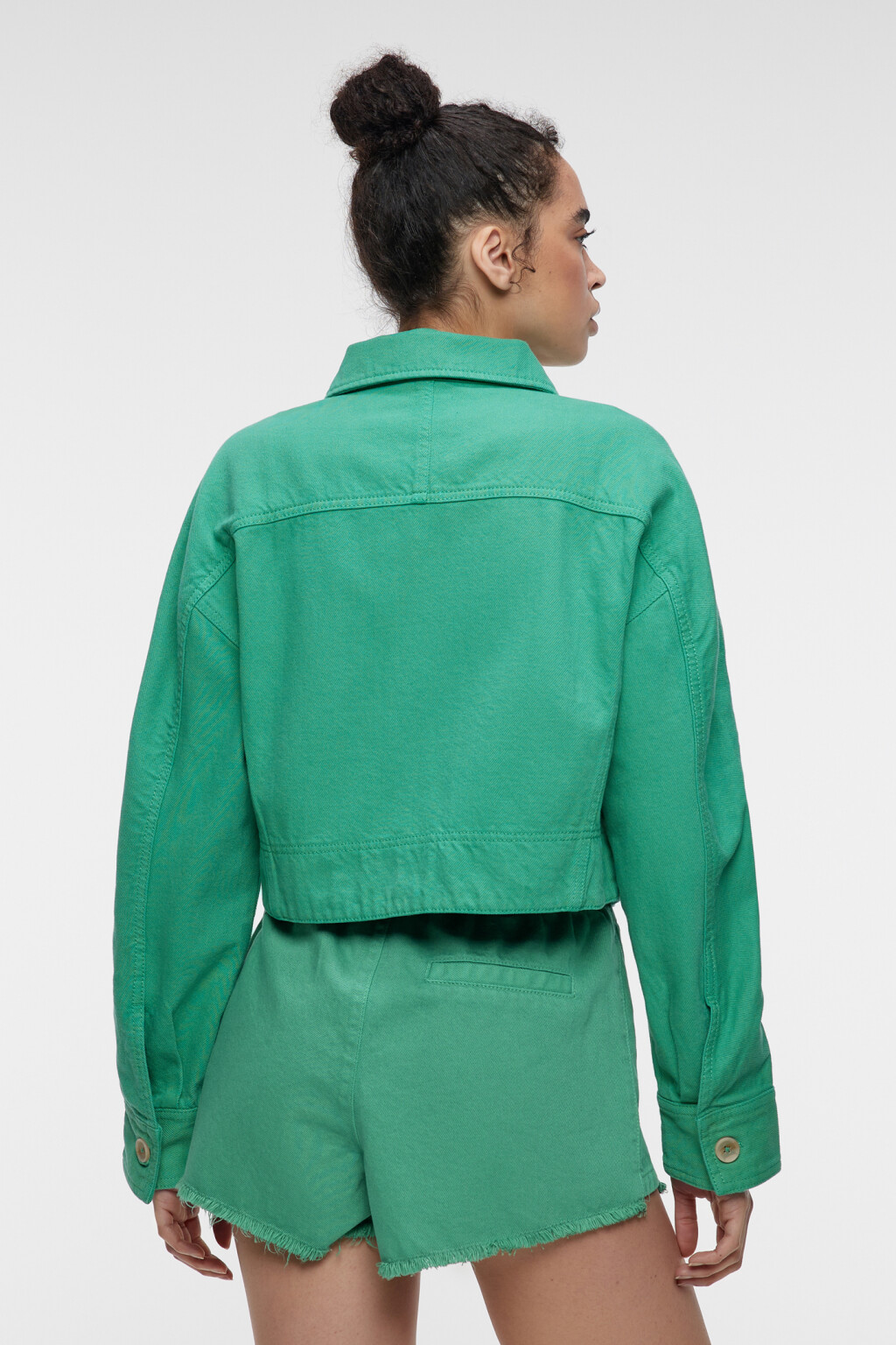 Куртка джинсовая укороченная с нагрудными карманами - цвет зеленый - 4