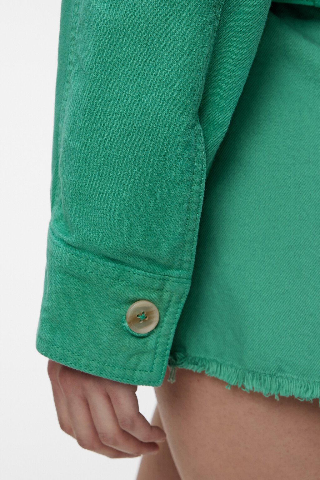 Куртка джинсовая укороченная с нагрудными карманами - цвет зеленый - 6