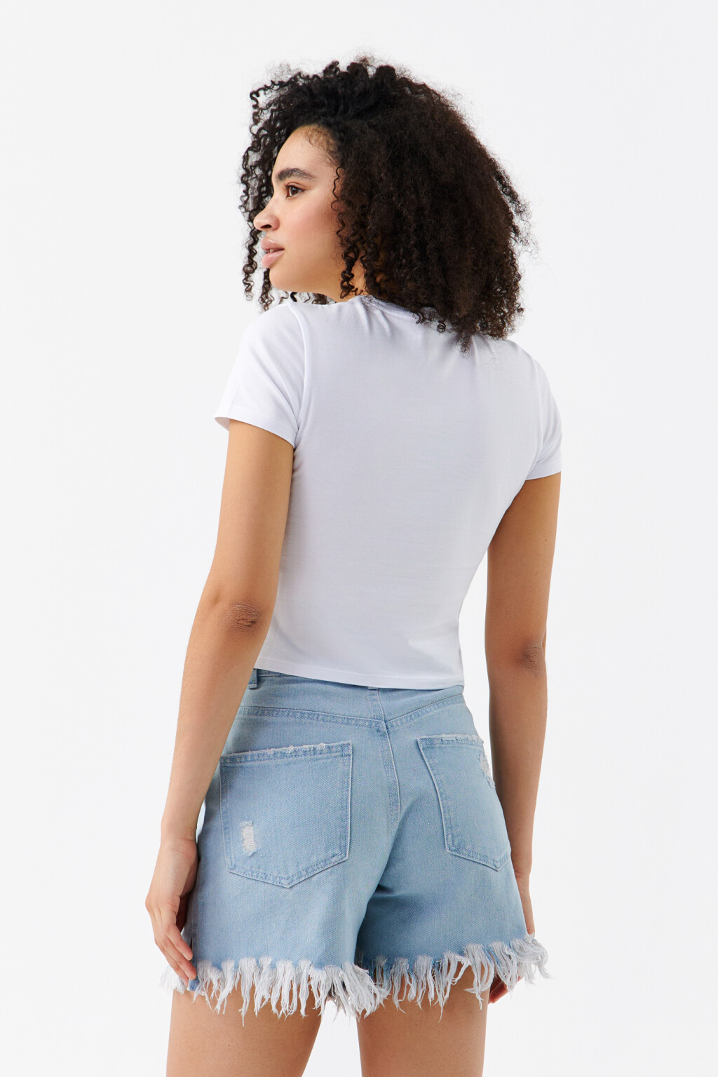 Шорты мини джинсовые с рваными краями и бахромой - цвет голубой - 3