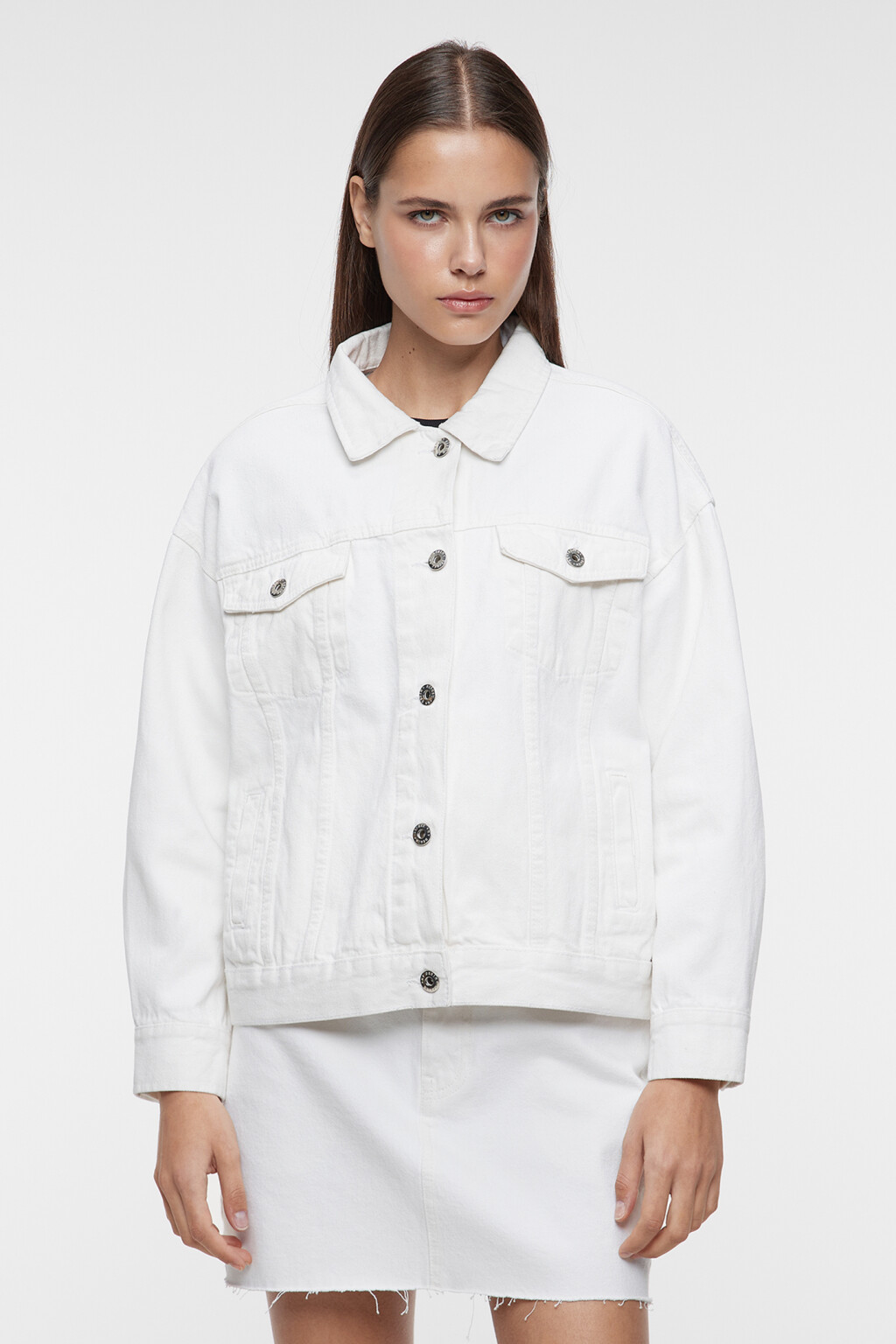 Куртка джинсовая oversize с нагрудными карманами - цвет белый - 2
