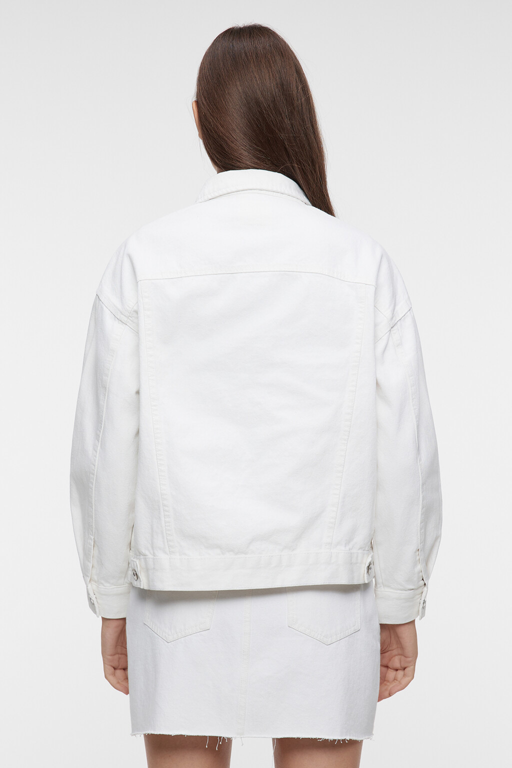 Куртка джинсовая oversize с нагрудными карманами - цвет белый - 4