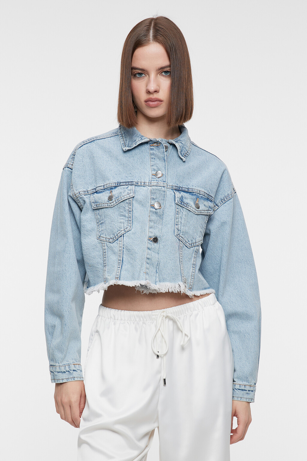 Куртка джинсовая укороченная с обрезанными краями - цвет голубой - 2