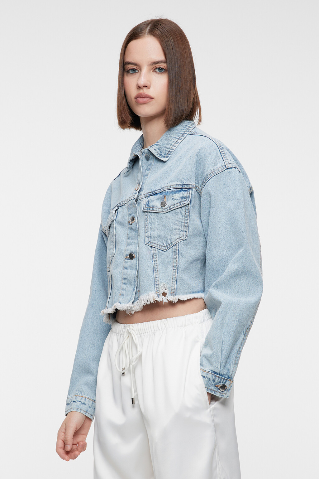 Куртка джинсовая укороченная с обрезанными краями - цвет голубой - 3