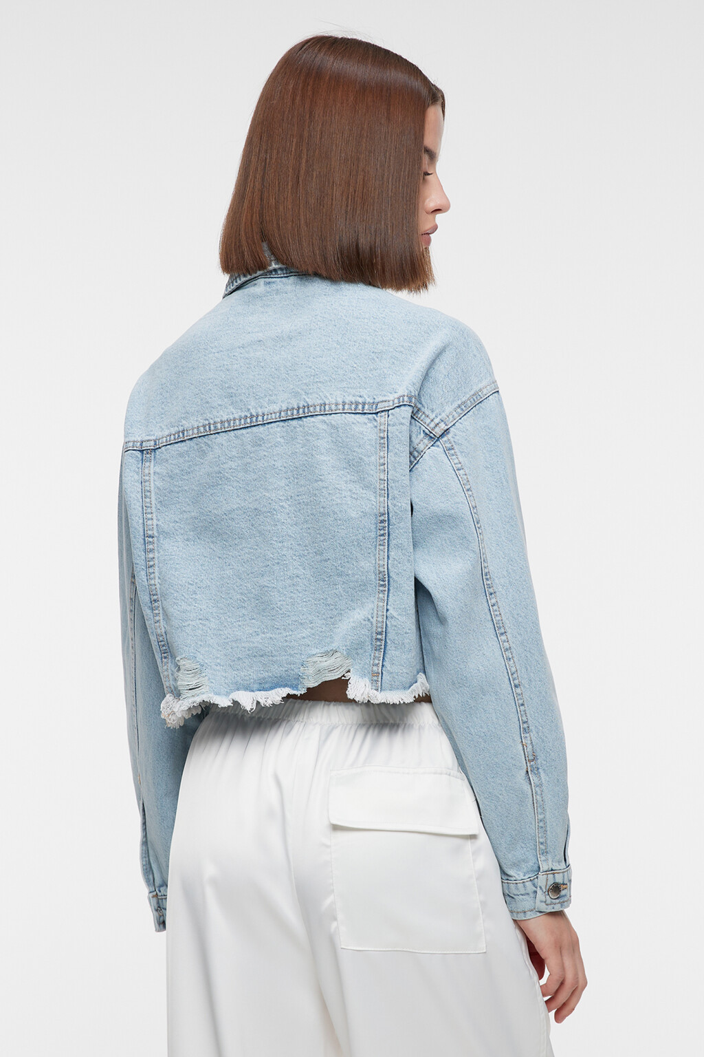 Куртка джинсовая укороченная с обрезанными краями - цвет голубой - 4