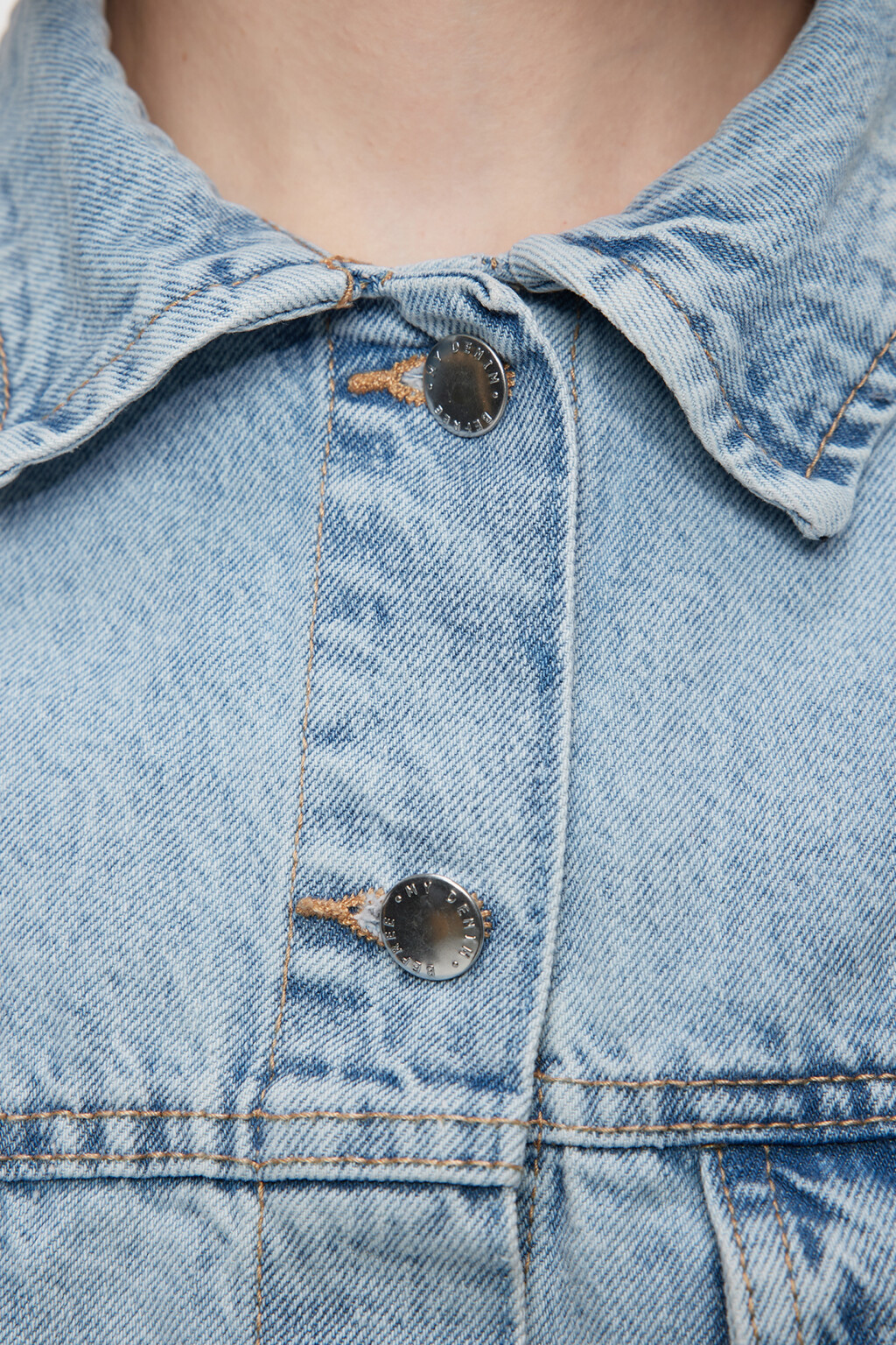 Куртка джинсовая укороченная с обрезанными краями - цвет голубой - 5