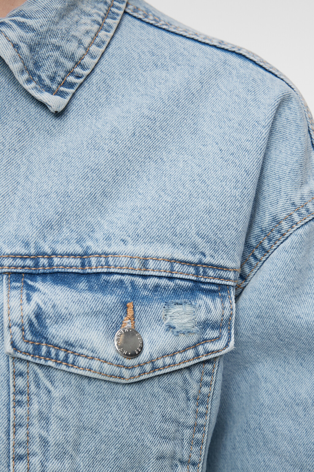 Куртка джинсовая укороченная с обрезанными краями - цвет голубой - 6