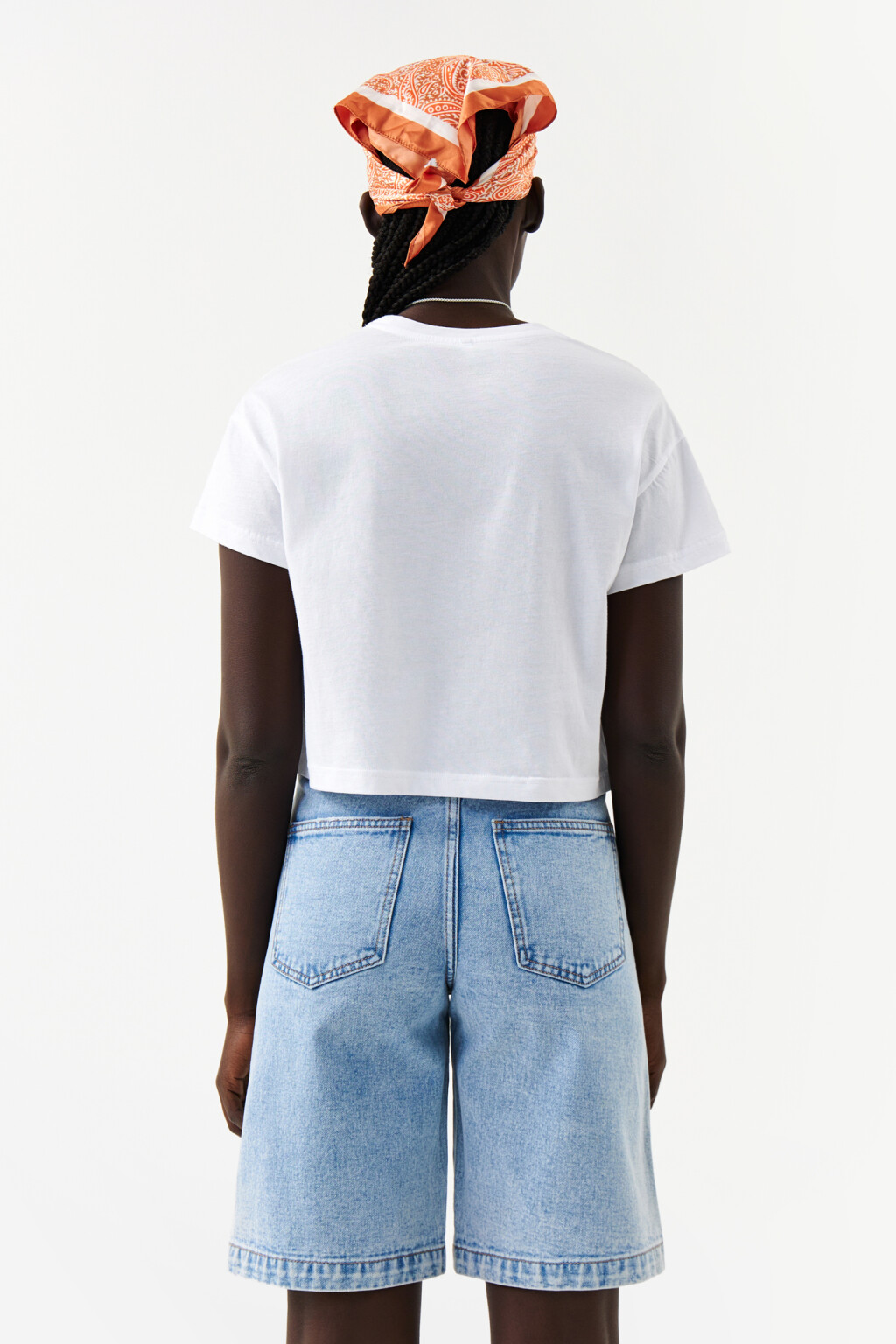 Футболка укороченная с принтом - цвет белый - 2