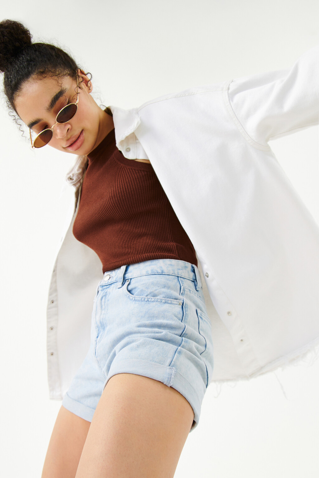 Рубашка джинсовая с обрезанными нижними краями - цвет белый - 7