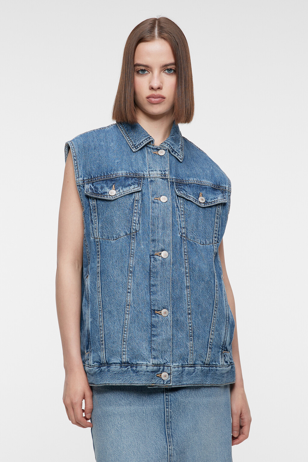 Жилет oversize джинсовый с накладными карманами - цвет голубой - 2