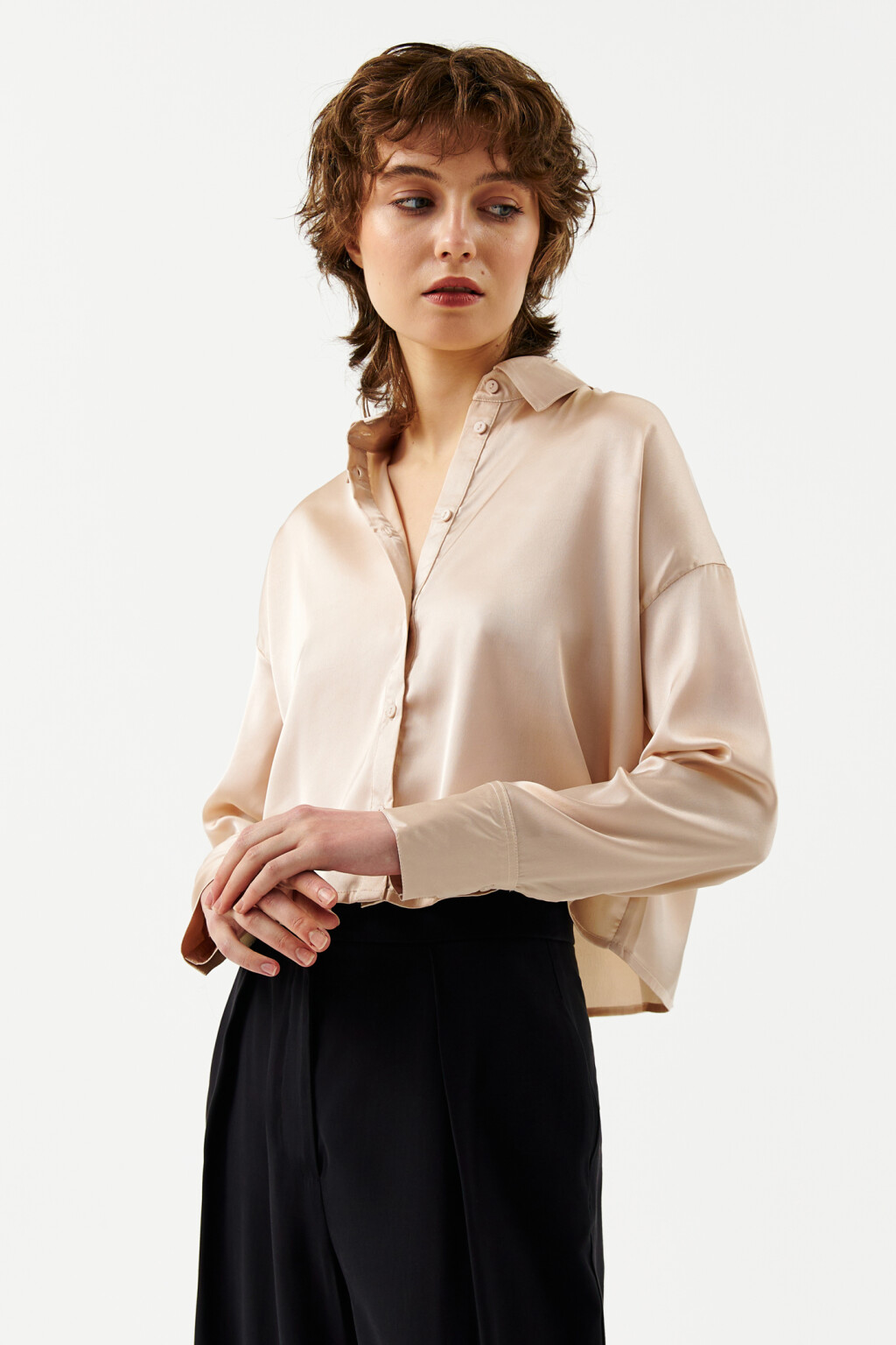 Рубашка укороченная из струящейся ткани - цвет бежевый - 1