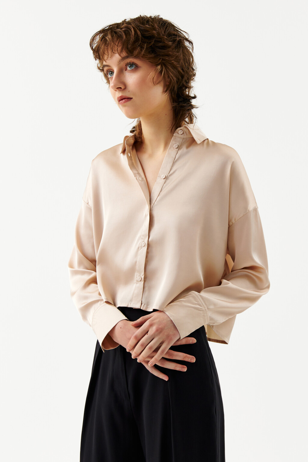Рубашка укороченная из струящейся ткани - цвет бежевый - 3