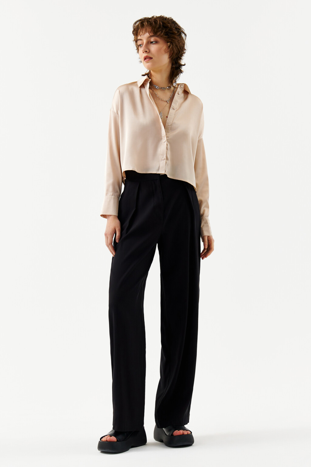 Рубашка укороченная из струящейся ткани - цвет бежевый - 4