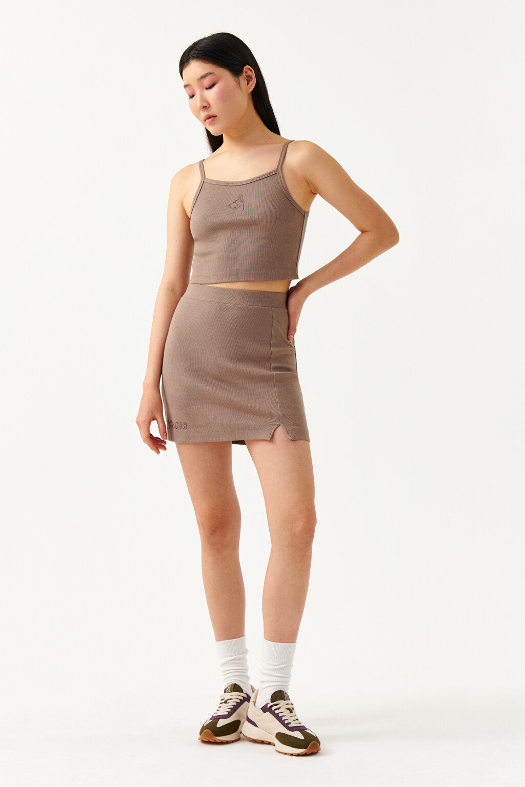 Кроп-топ облегающий на тонких бретелях - цвет коричневый - 4