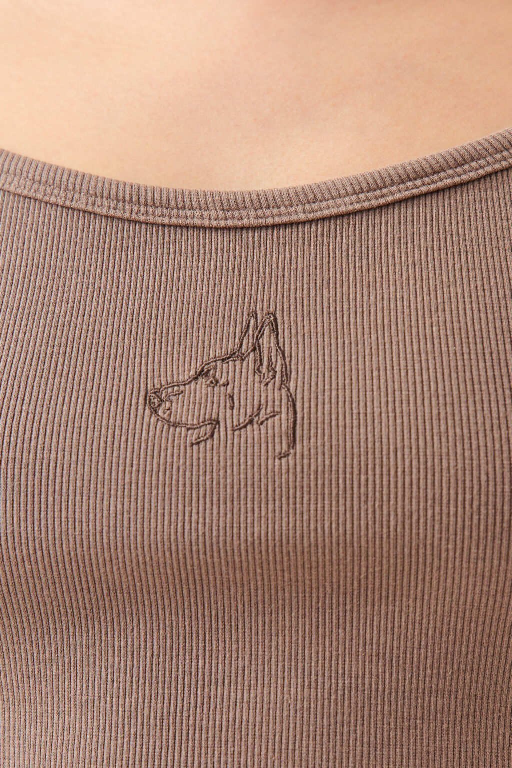 Кроп-топ облегающий на тонких бретелях - цвет коричневый - 5