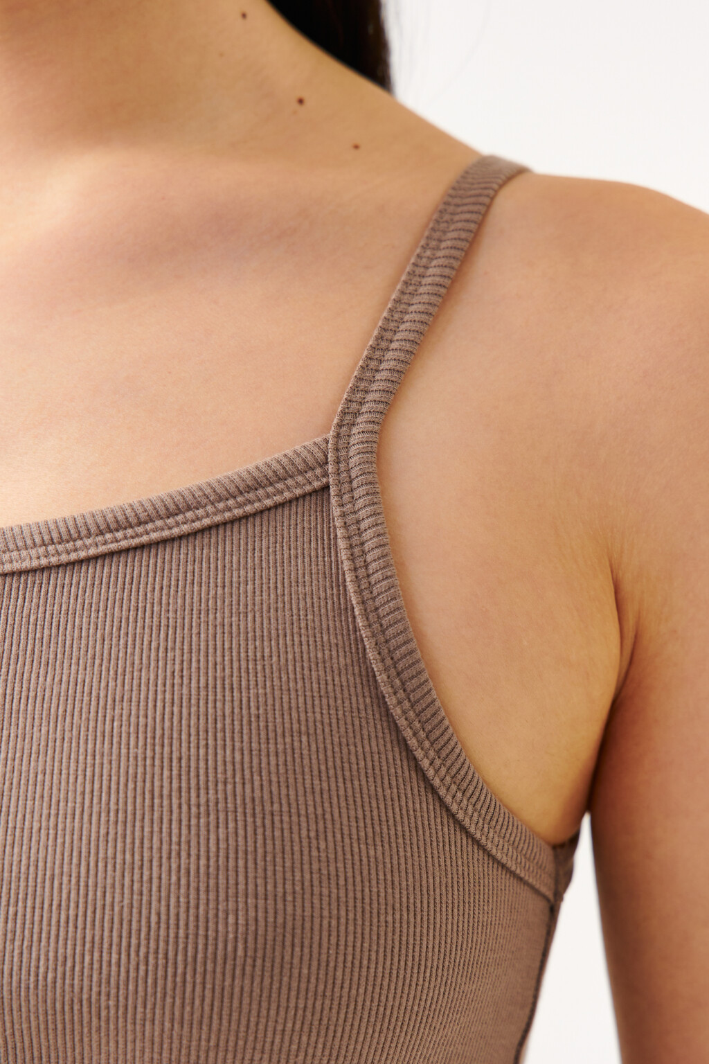 Кроп-топ облегающий на тонких бретелях - цвет коричневый - 6