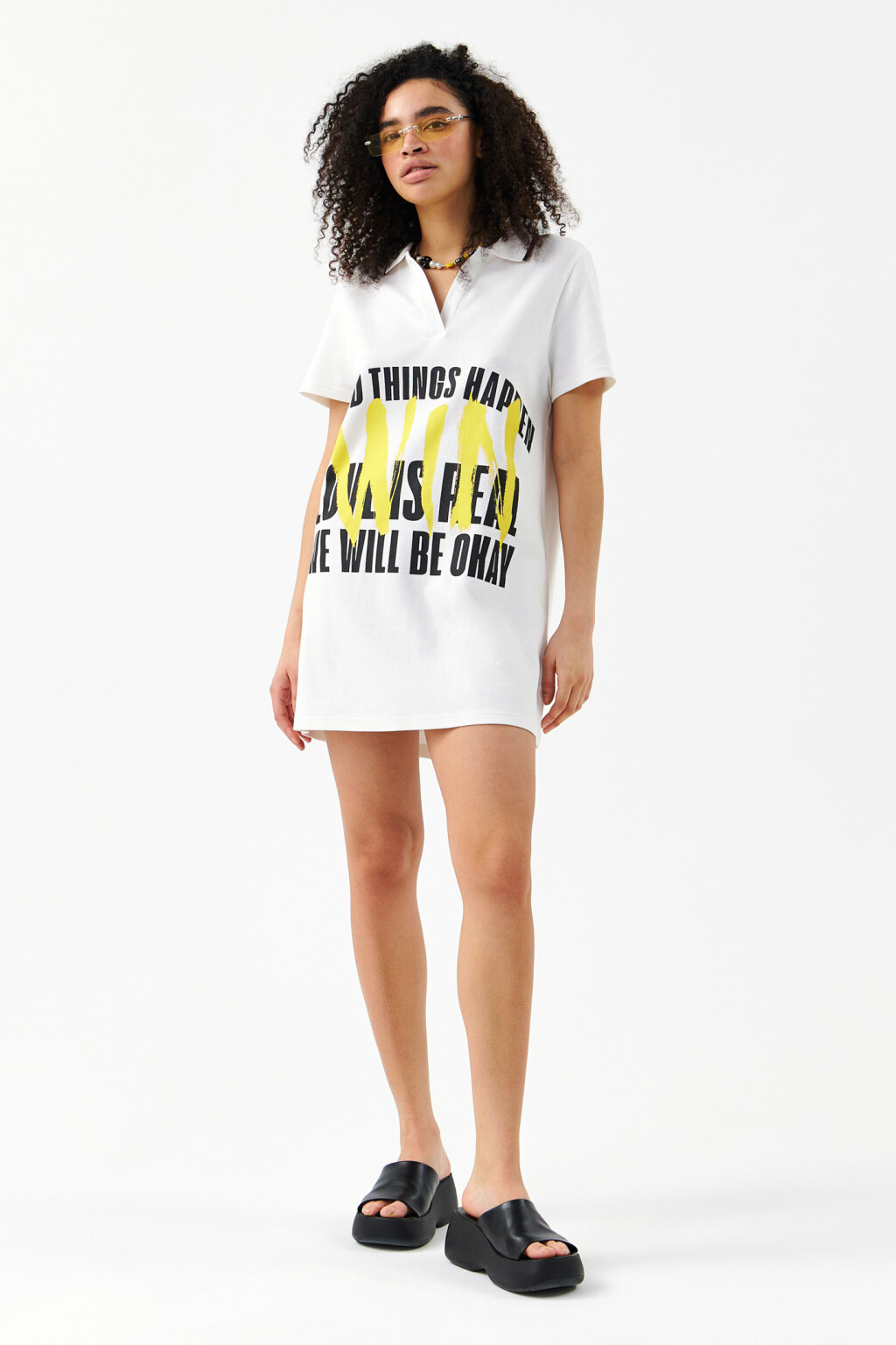 Платье-футболка мини с воротником поло - цвет белый - 4