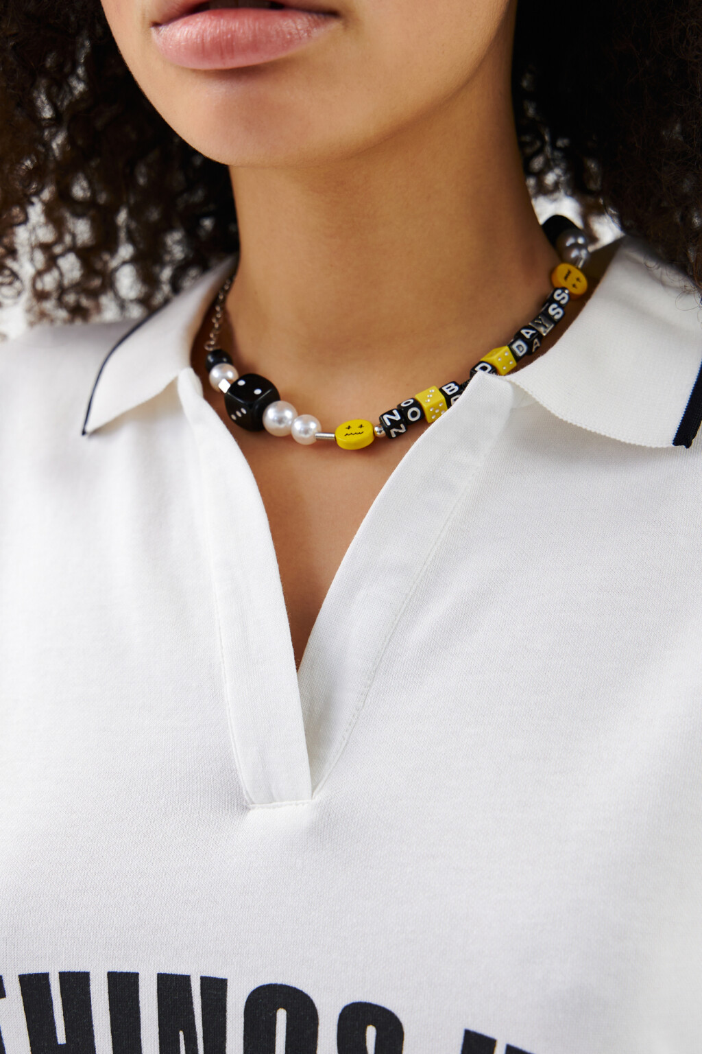 Платье-футболка мини с воротником поло - цвет белый - 6