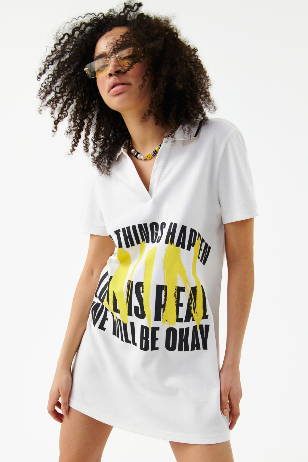 Платье-футболка мини с воротником поло - цвет белый - 7