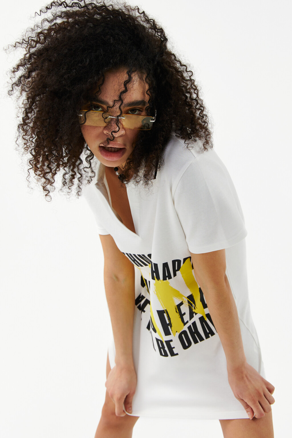 Платье-футболка мини с воротником поло - цвет белый - 8