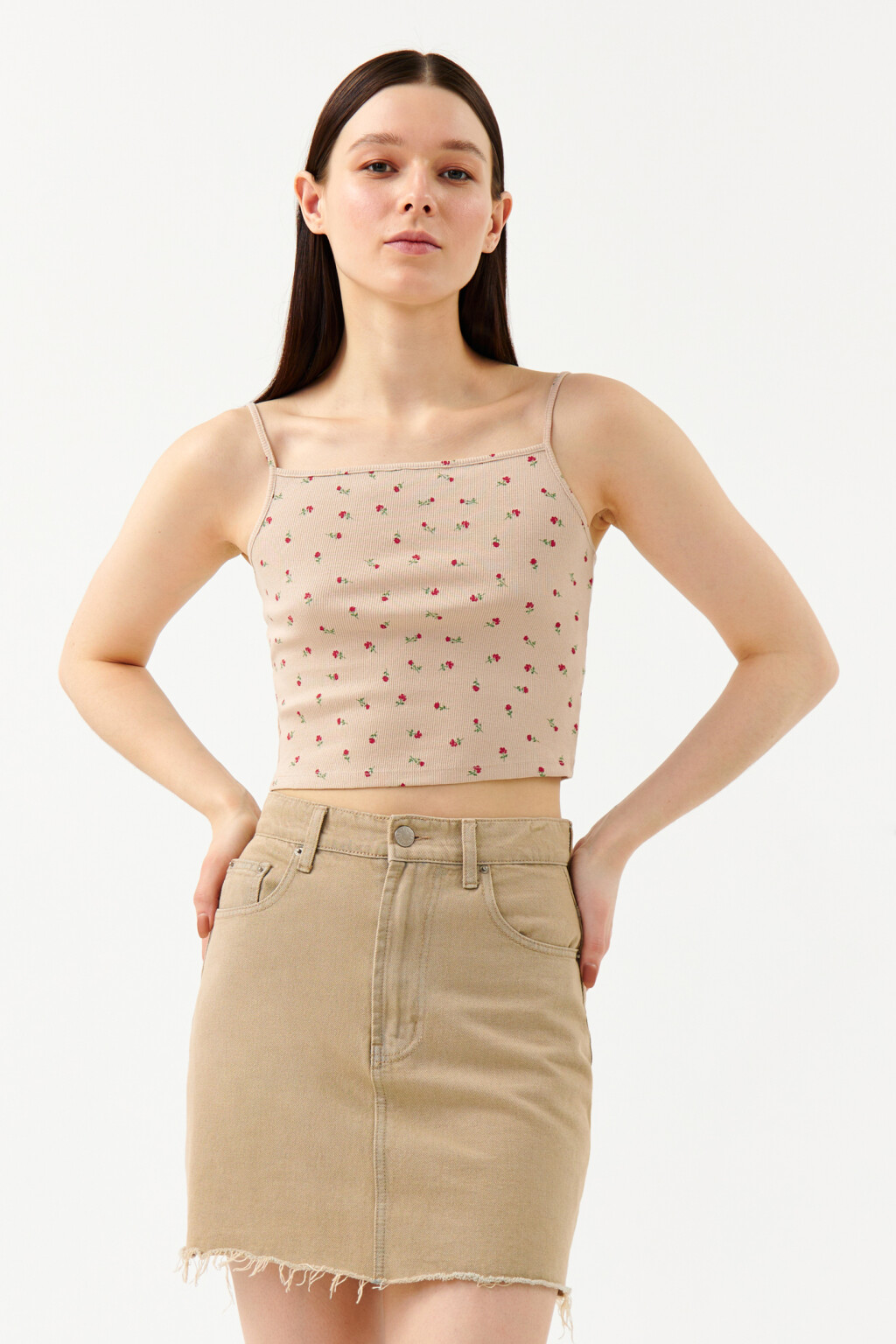 Майка-топ хлопковая укороченная на тонких бретелях - цвет бежевый - 2
